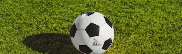 足球运动员在绿茵场上激烈拼抢的瞬间